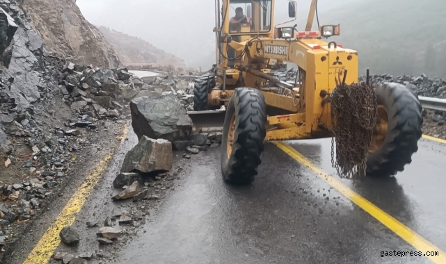 Kapuzbaşı Yolu'ndaki heyelana Büyükşehir'den hızlı müdahale!