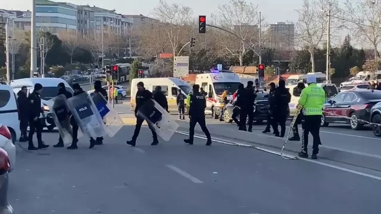 Öldürdüğü eşini otomobilin bagajında taşırken yakalandı!