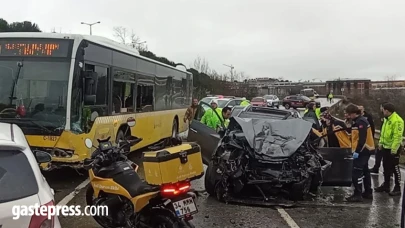 Sancaktepe'de otomobil ile İETT otobüsü çarpıştı!