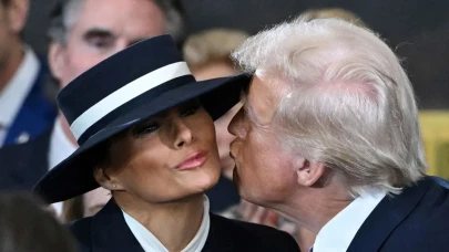 Melania'nın kıyafeti, Trump'ın eşini öpmesini zorlaştırdı!