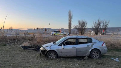 Takla atan otomobil araziye uçtu: 4 yaralı!