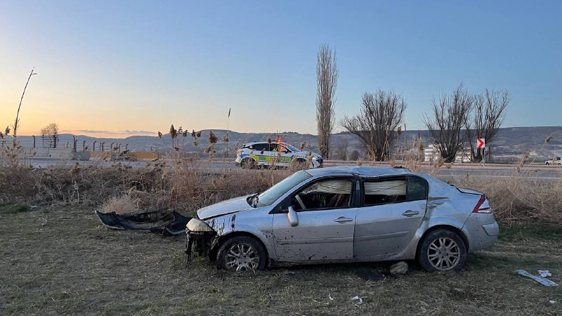 Takla atan otomobil araziye uçtu: 4 yaralı!