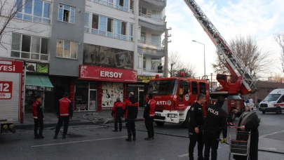 4 katlı binada yangın: Vatandaşlar kurtarılmayı bekliyor!