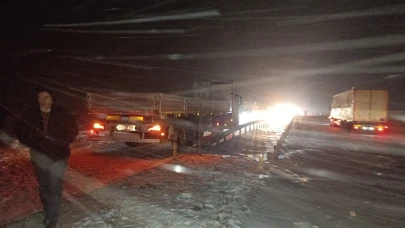 Buğday yüklü tır devrildi, Sivas-Kayseri karayolu trafiğe kapandı!