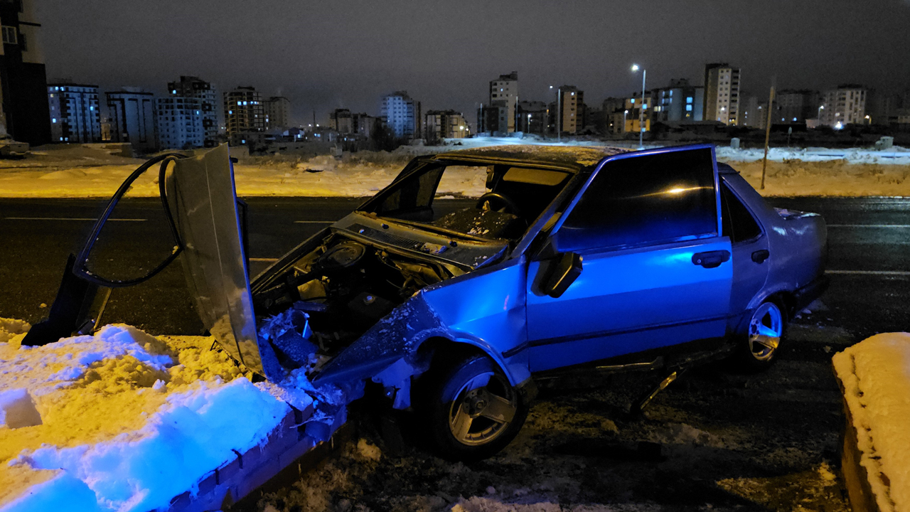 Refüje çarpan Fiat Tofaş perte çıktı: 3 kişi yaralandı!