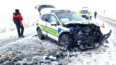 Polis aracı ile otomobil çarpıştı!