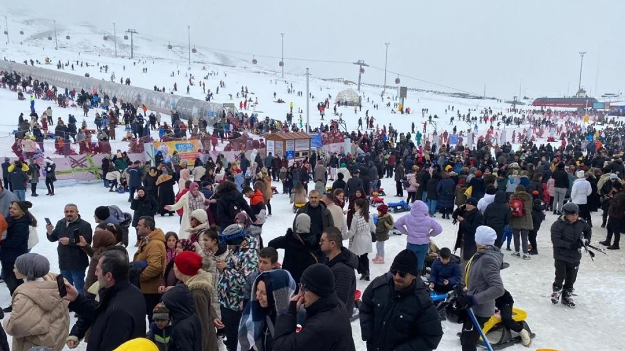 Binlerce kişi soluğu Erciyes'te aldı!