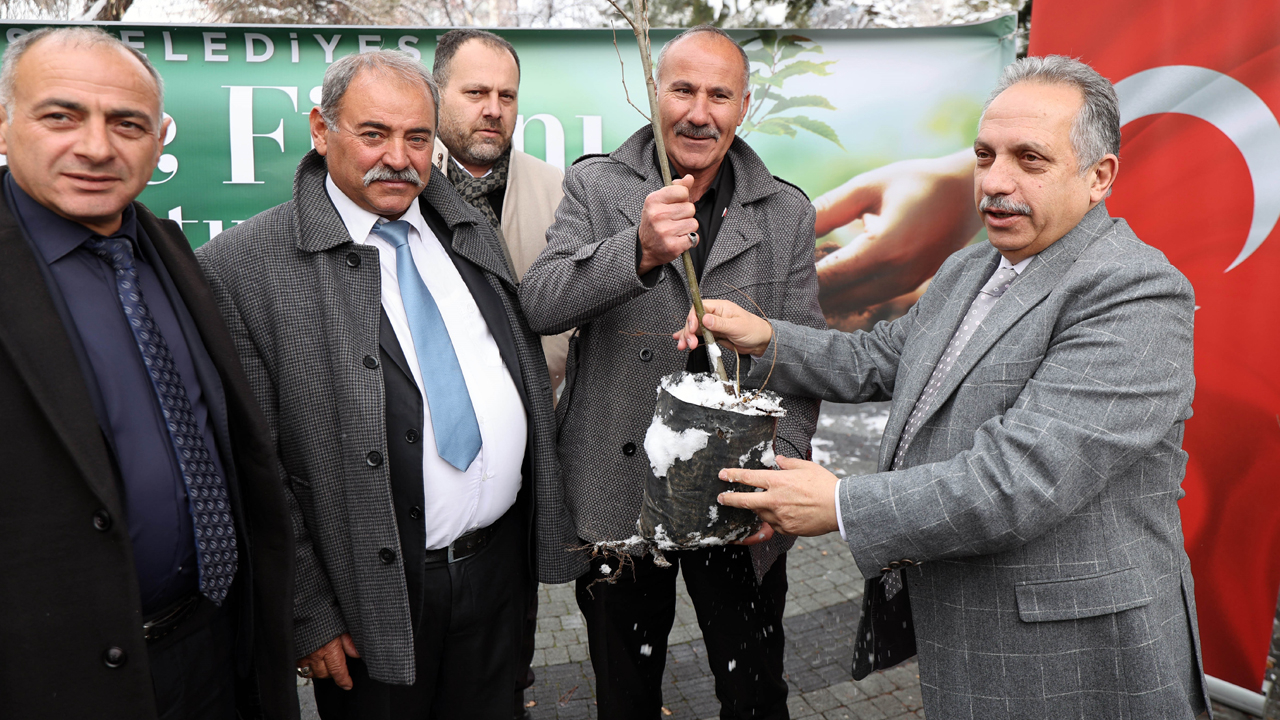 Başkan Yalçın'dan muhtarlara kestane fidanı!