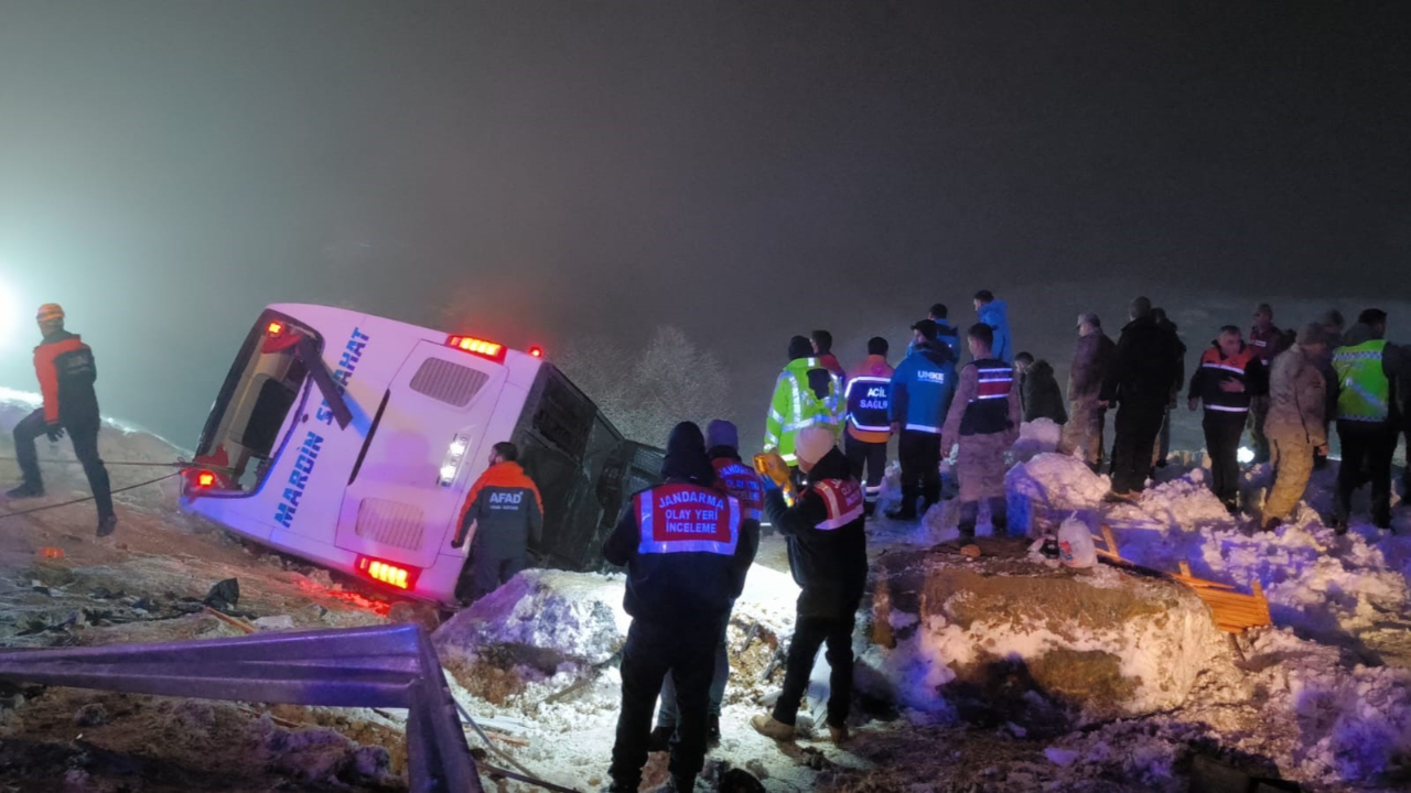 Bingöl'de yolcu otobüsü devrildi: 4 ölü, 32 yaralı!