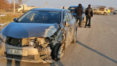 Kamyonet ile sivil polis aracı çarpıştı!