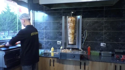 Ruhsat yok, işyeri yok: Evlerinde döner yapıp satıyorlar!