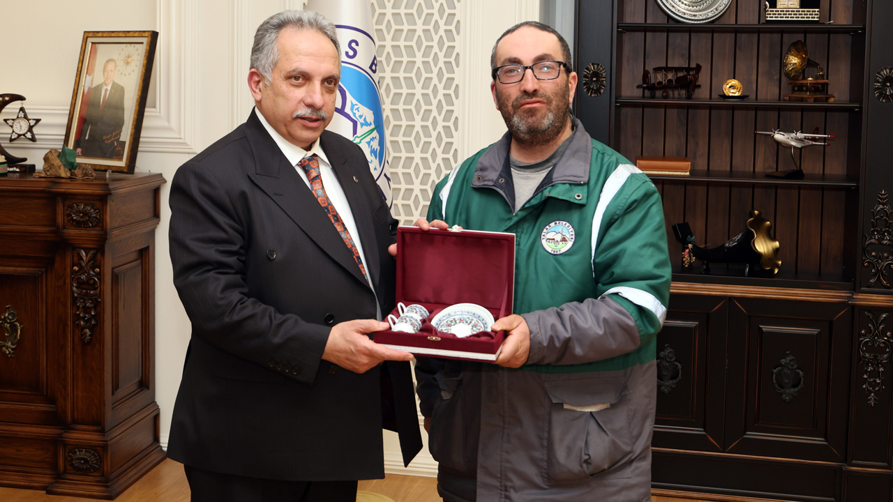 Başkan Mustafa Yalçın'dan örnek davranış gösteren personele takdir!