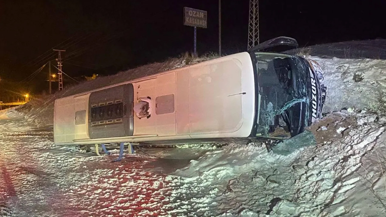 Yozgat'ta yolcu otobüsü devrildi!