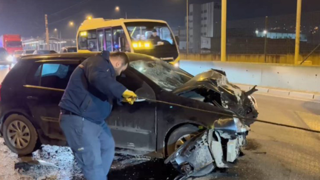 Bursa'da otomobil, halk otobüsüne çarptı: Çok sayıda kişi yaralandı!