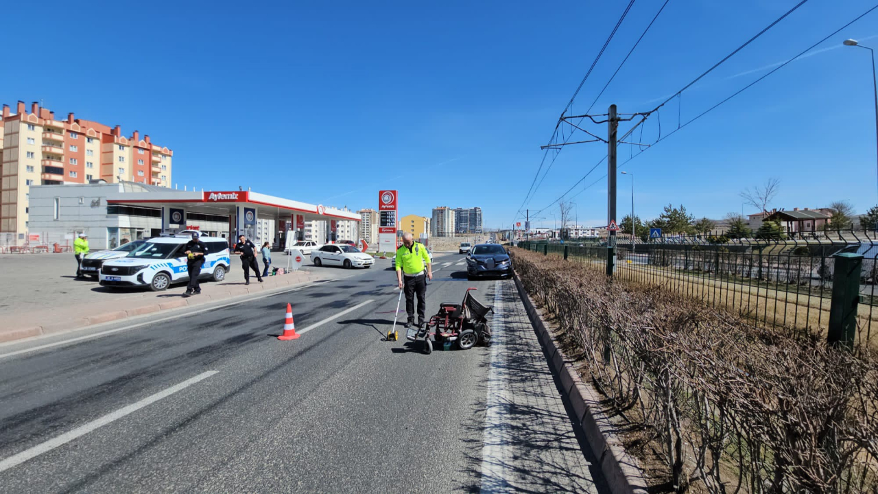 Otomobilin çarptığı akülü tekerlekli sandalyedeki engelli hayatını kaybetti!