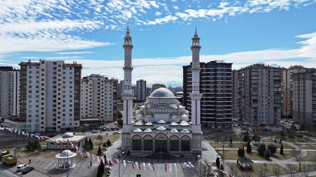 Kocasinan’da camiler, Ramazan ayında da gül kokuyor!