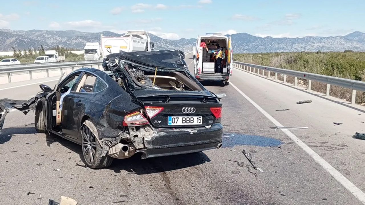 Antalya'da otomobil ile kamyonet çarpıştı: 1 ölü, 2 yaralı